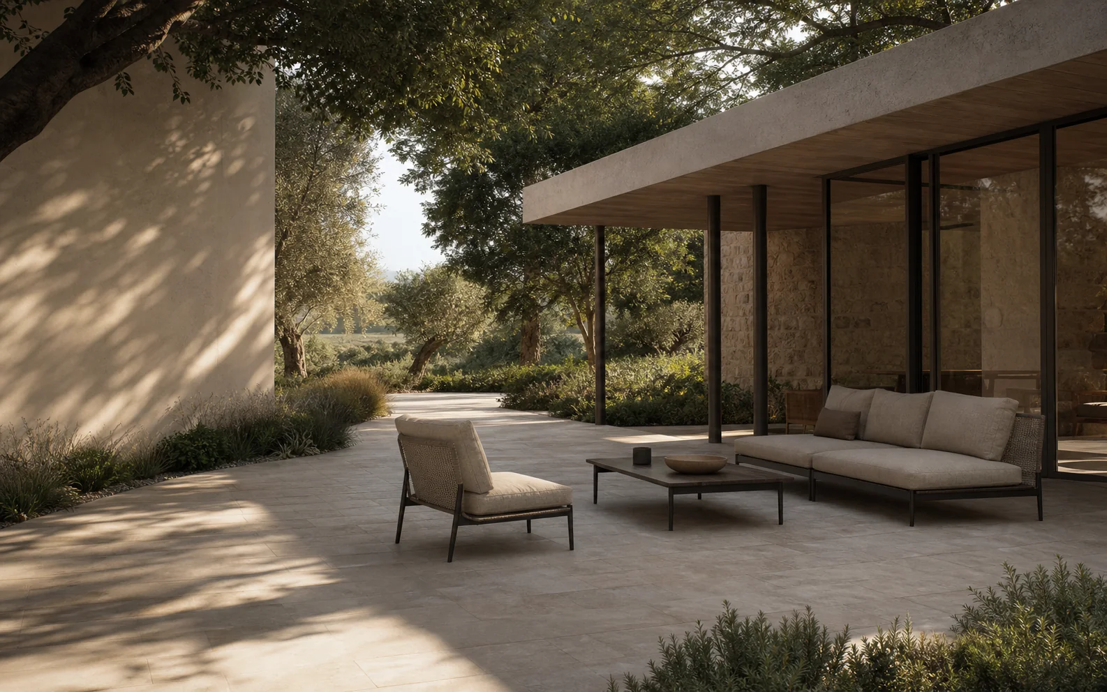 Überdachte Terrasse mit Loungemöbeln zwischen Olivenbäumen im Schatten