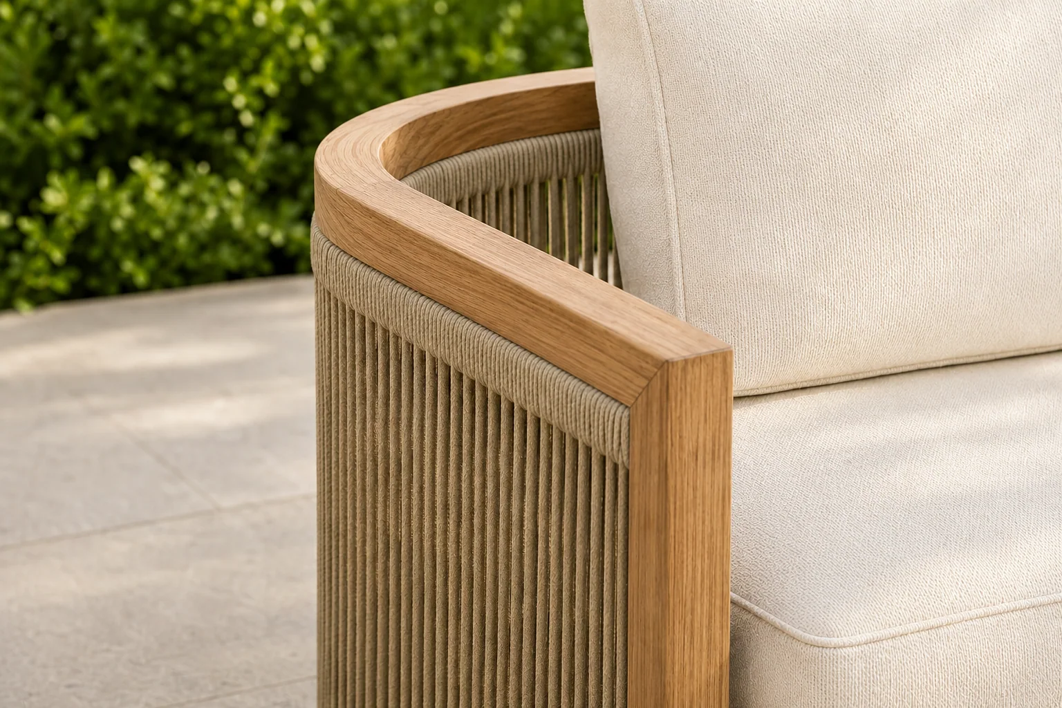 Nahaufnahme von hellem Teak, gespanntem Seilgeflecht und cremefarbenem Outdoor-Textil